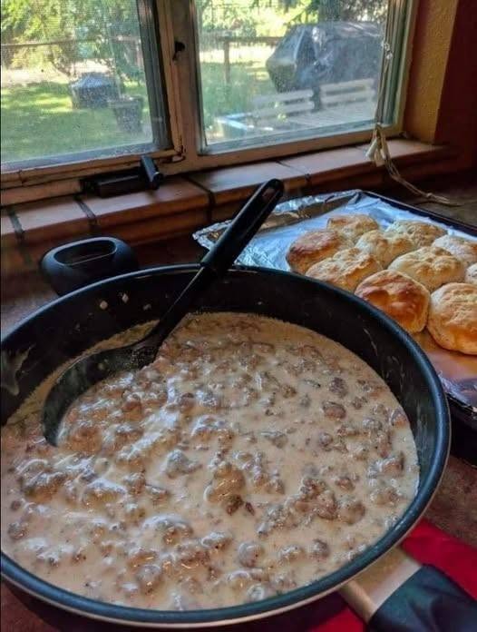 Pioneer Woman Sausage Gravy Recipe with Biscuits